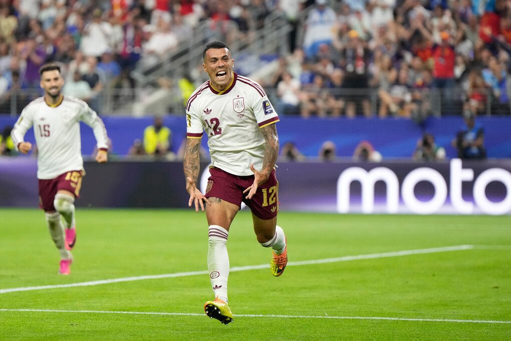 Pedro Porro mừng bàn nâng tỷ số 2-0, Tây Ban Nha thắng Pháp tại bán kết World Cup