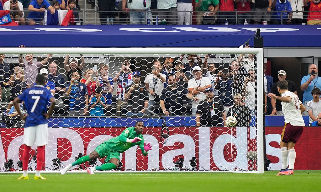 Mikel Oyarzabal ghi bàn từ chấm phạt đền, Pháp bị phạt đền nhiều nhất World Cup