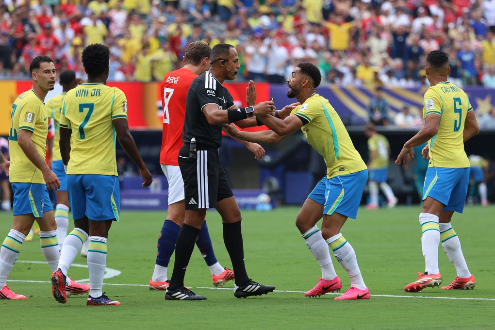 Trọng tài Ismail Elfath trong trận Brazil thua Na Uy tại vòng 1/8 World Cup 2026