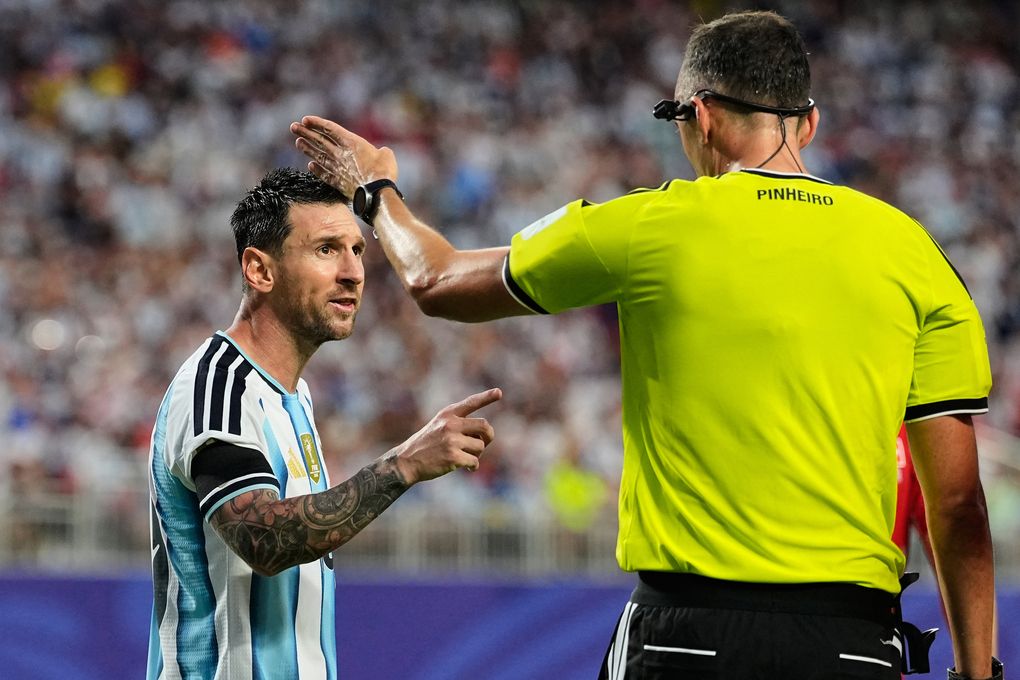 Lionel Messi trao đổi với trọng tài Joao Pinheiro trong trận tứ kết World Cup 2026