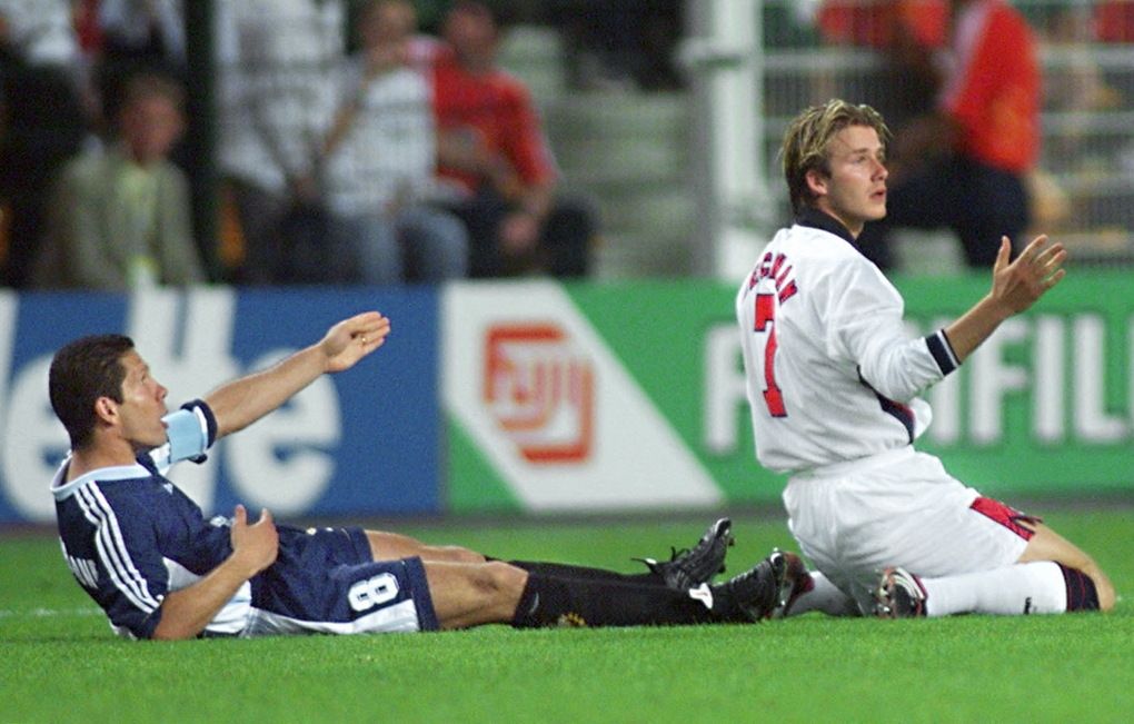 David Beckham bị đuổi khỏi sân sau pha va chạm với Diego Simeone tại World Cup 1998