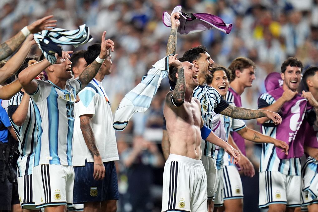 Argentina hát về Falklands: Lionel Messi và đồng đội mừng chiến thắng