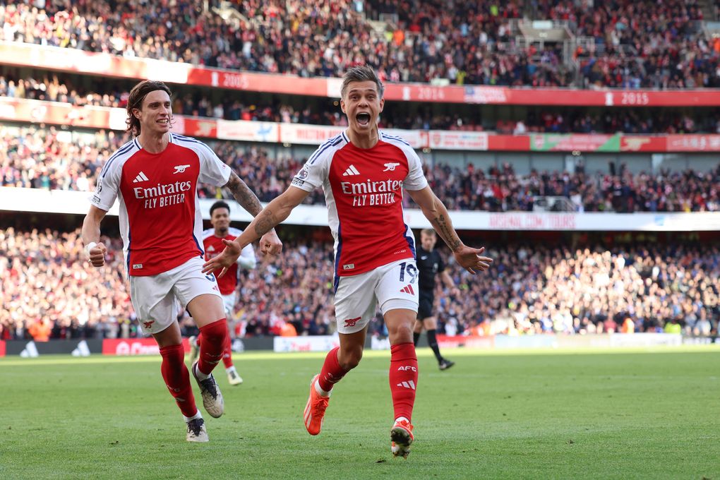 Leandro Trossard ăn mừng bàn thắng cho Arsenal