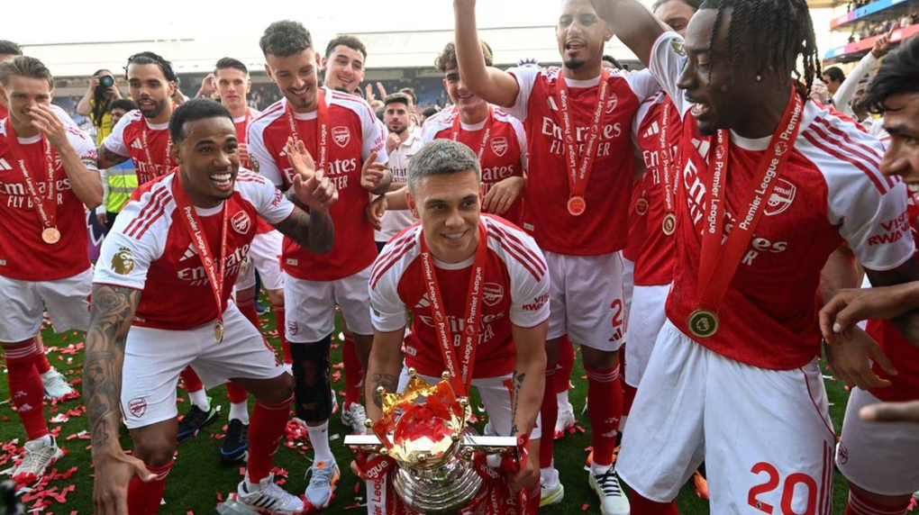 Arsenal chia tay Leandro Trossard nâng cúp Ngoại hạng Anh