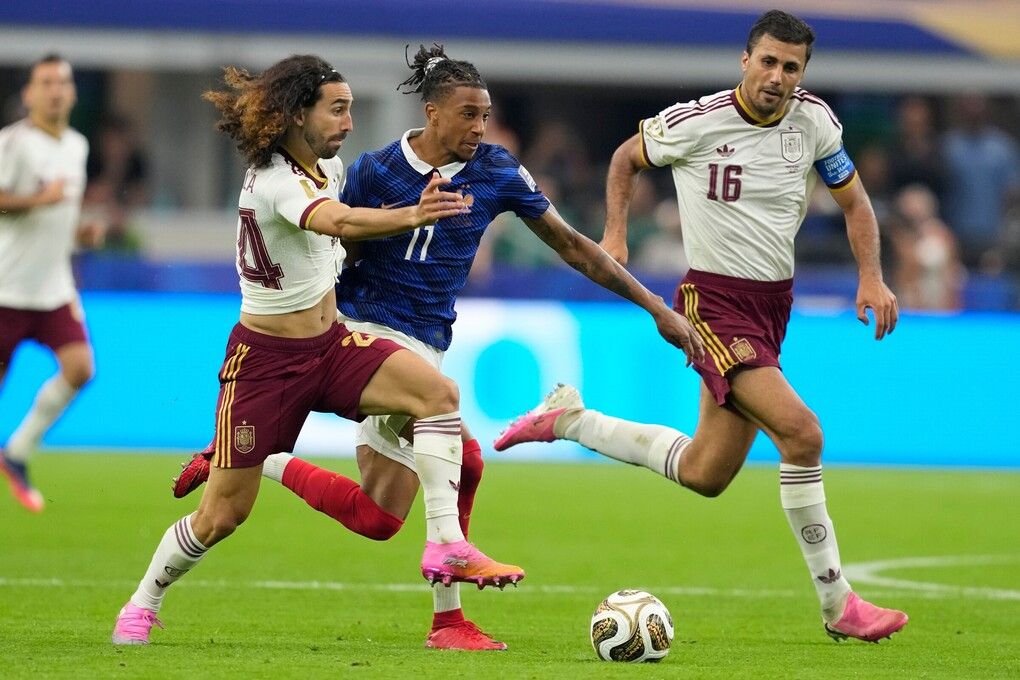 Hậu vệ Marc Cucurella và tiền vệ Rodri ngăn Michael Olise trong trận Tây Ban Nha thắng Pháp 2-0 tại bán kết World Cup 2026