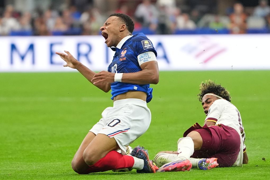Lamine Yamal vào bóng với Kylian Mbappe trong trận Tây Ban Nha thắng Pháp 2-0 tại bán kết World Cup 2026