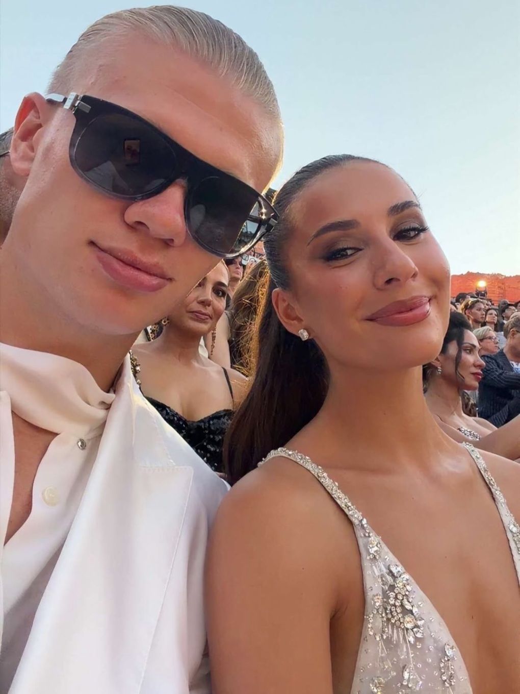 Erling Haaland và Isabel Johansen tại show Dolce & Gabbana sau World Cup 2026