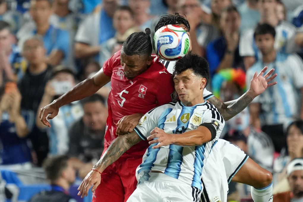 Lisandro Martinez tranh chấp bóng bổng với Manuel Akanji tại World Cup 2026