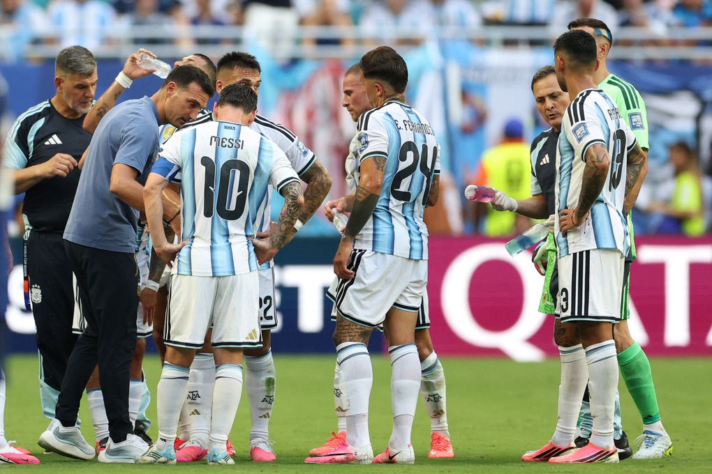 Lionel Scaloni chỉ đạo các cầu thủ Argentina tại World Cup 2026