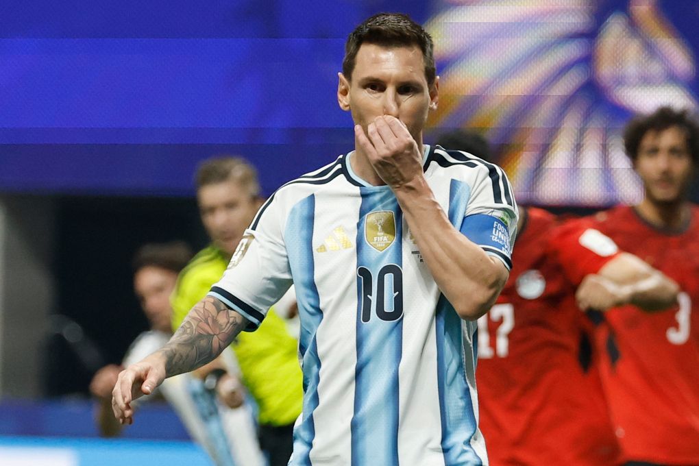 Lionel Messi thất vọng sau khi đá hỏng phạt đền trong trận Argentina gặp Ai Cập ở vòng 1/8 World Cup 2026