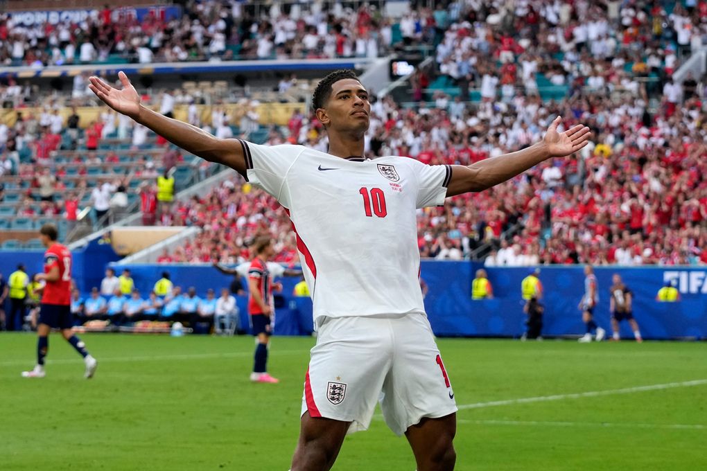 Jude Bellingham mừng bàn nâng tỷ số lên 2-1 cho Anh trong trận tứ kết World Cup gặp Na Uy