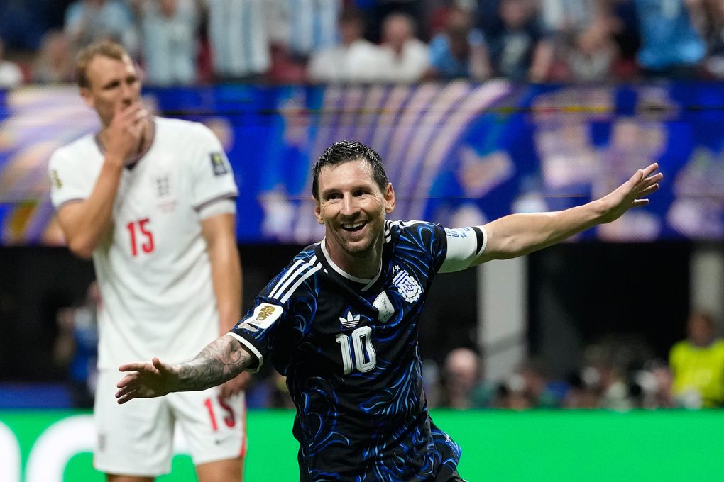 Lionel Messi ăn mừng bàn gỡ hòa của Enzo Fernandez trong bán kết World Cup 2026