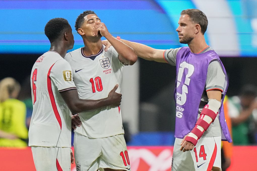 Jude Bellingham được an ủi sau trận bán kết World Cup 2026