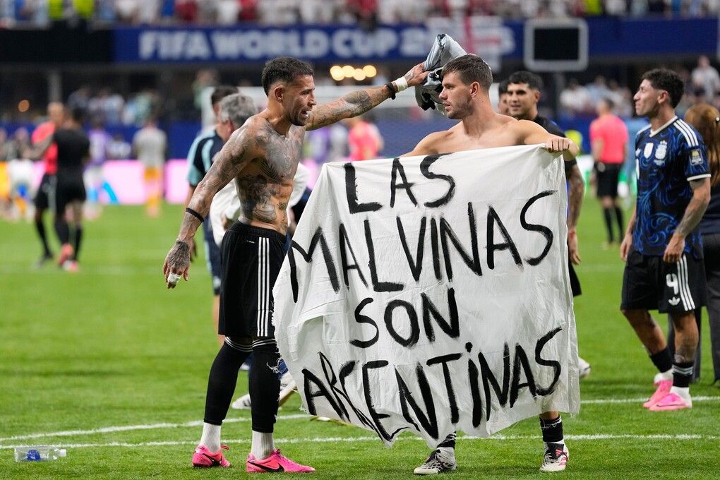 Tiền vệ Giovani Lo Celso cầm biểu ngữ Malvinas thuộc về Argentina sau trận bán kết World Cup Argentina nguy cơ bị FIFA phạt