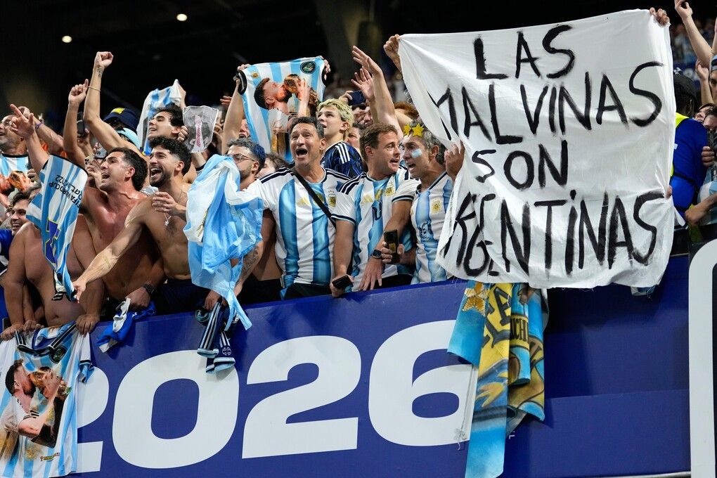 CĐV Argentina giương biểu ngữ Malvinas thuộc về Argentina sau trận bán kết World Cup