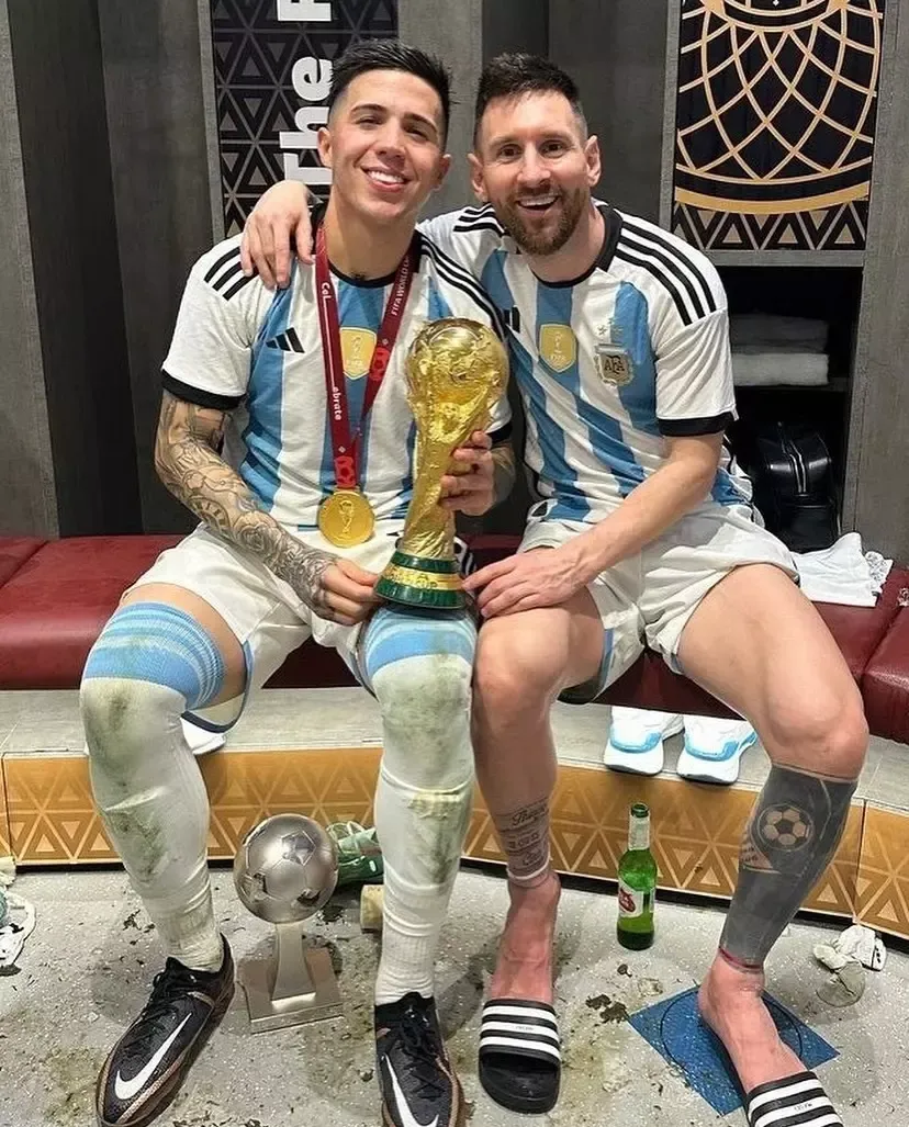 Messi và Enzo Fernandez ăn mừng chức vô địch World Cup 2022