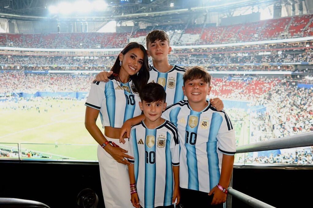 Antonela Roccuzzo và ba con xem trận bán kết World Cup