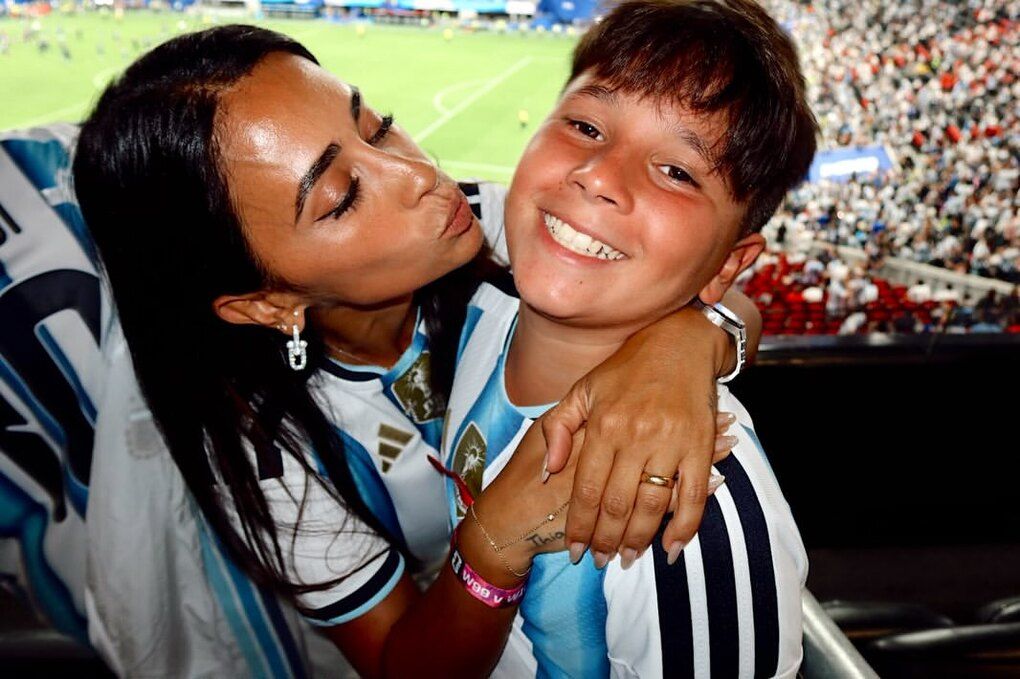 Antonela Roccuzzo và con trai ở trận Argentina gặp Anh World Cup