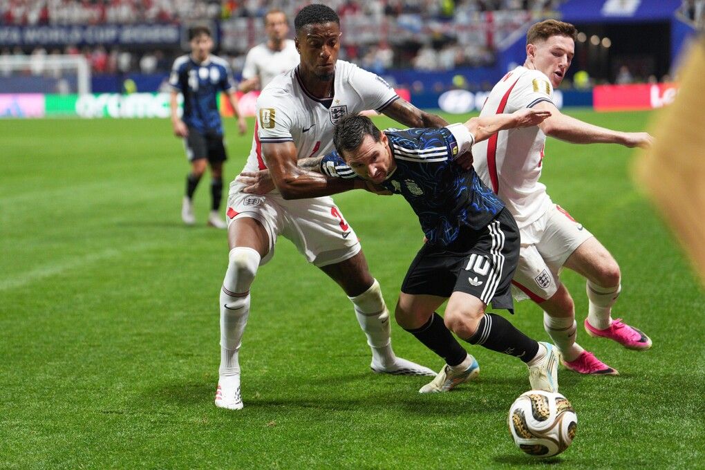 Messi tranh chấp với cầu thủ Anh ở bán kết World Cup 2026