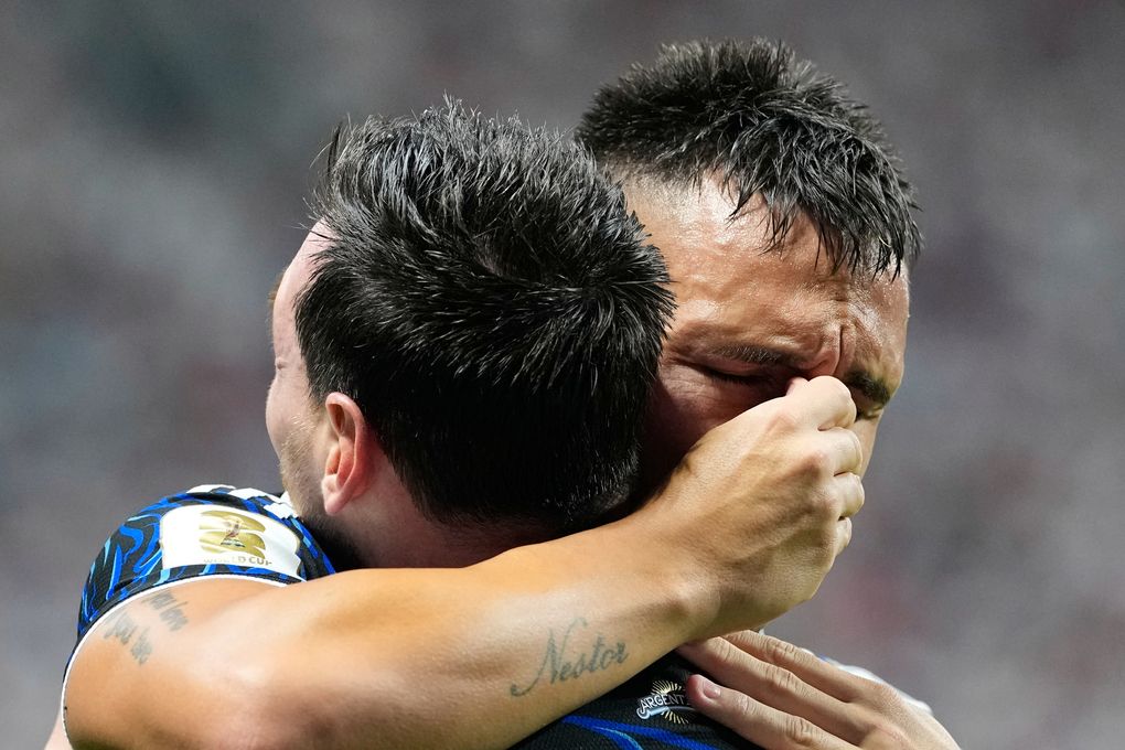 Lautaro Martinez khóc và ôm Messi sau bàn thắng quyết định ở bán kết World Cup 2026