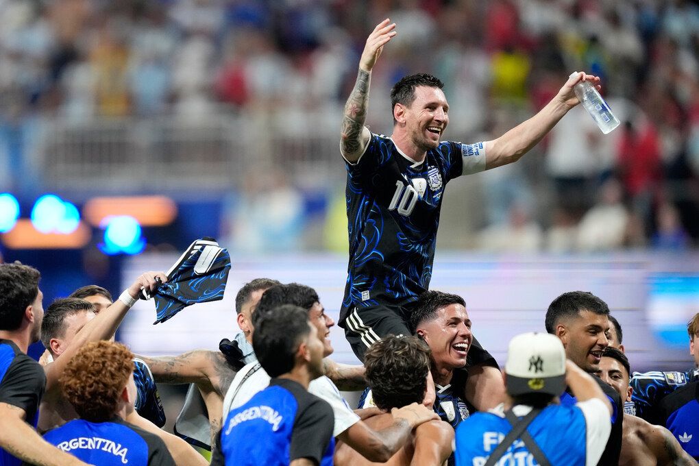 Lionel Messi và đồng đội Argentina ăn mừng chiến thắng ở bán kết World Cup 2026