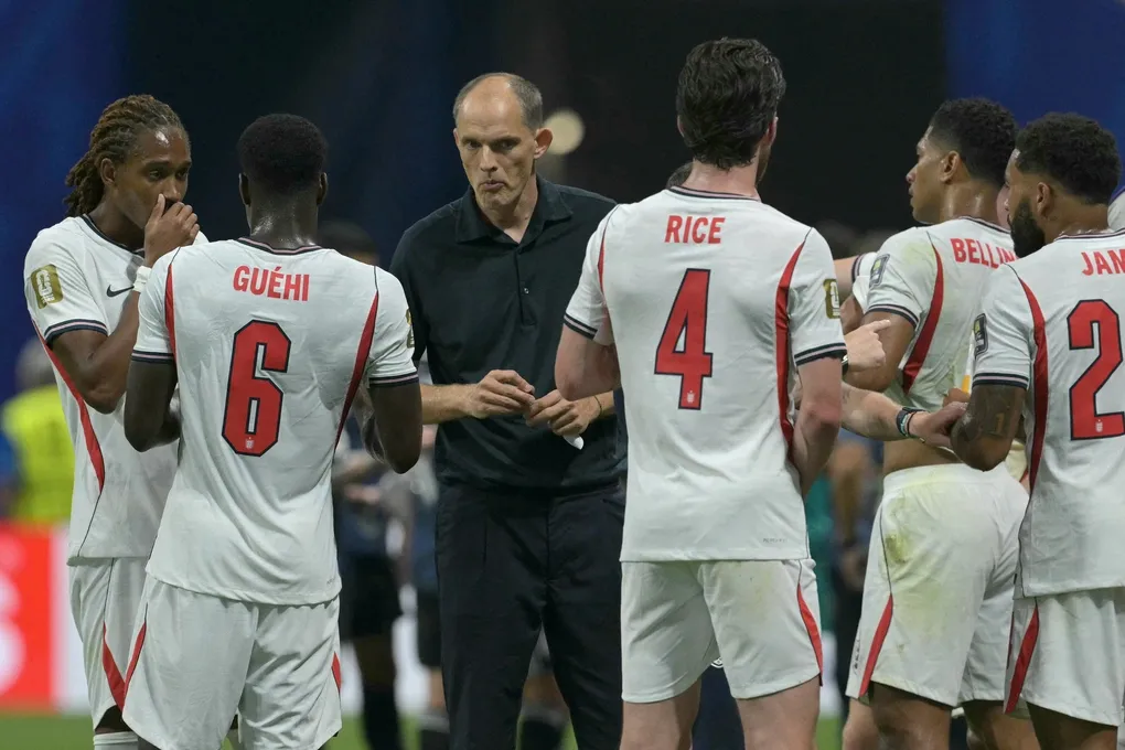 HLV Thomas Tuchel trao đổi với cầu thủ Anh trong trận thua Argentina 1-2 ở bán kết World Cup 2026