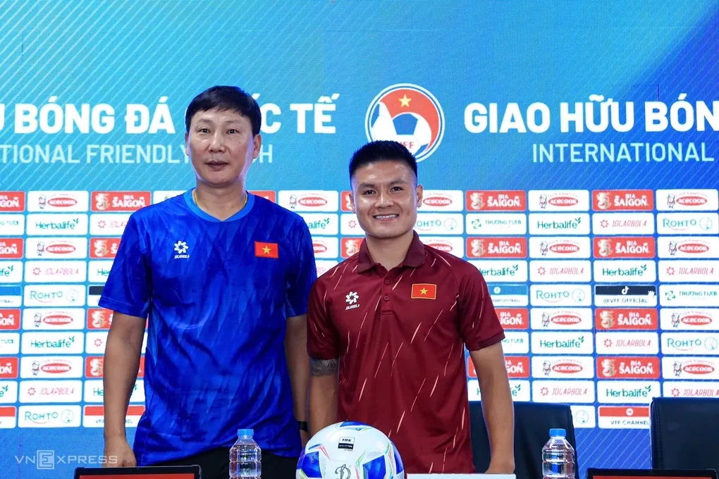 HLV Kim Sang-sik và đội trưởng Nguyễn Quang Hải trong buổi họp báo trước trận giao hữu