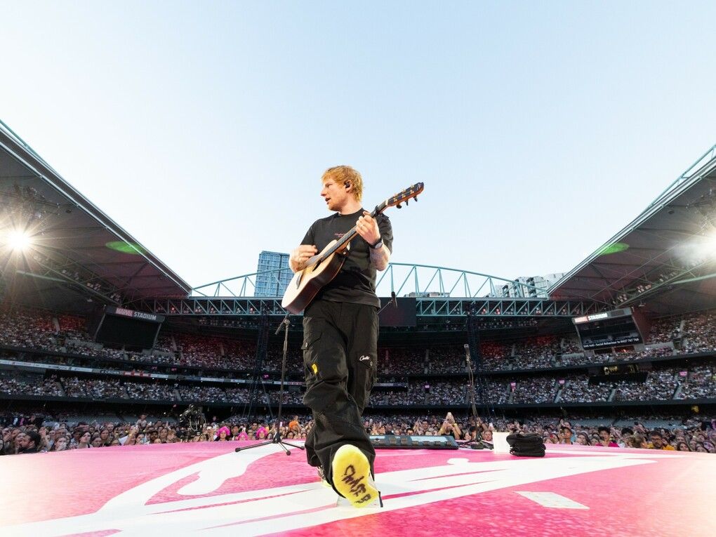 Buổi diễn tại MetLife Stadium chuyển đổi từ sân thể thao thành không gian biểu diễn